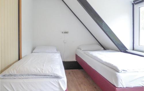 ゲロルシュタインにあるBeautiful Home In Gerolstein With 3 Bedrooms And Wifiの窓付きの小さな部屋のベッド2台