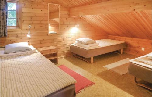 Fegenにあるlgenの木造キャビン内のベッドルーム1室(ベッド2台付)