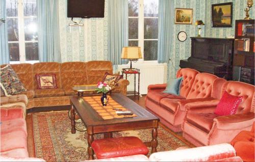 ein Wohnzimmer mit Sofas und einem Couchtisch in der Unterkunft Awesome Home In Gräsmark With Sauna in Gräsmark