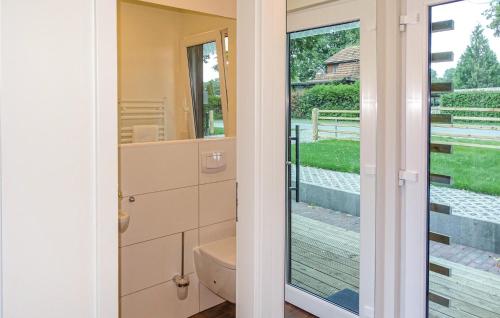 ein Bad mit einem WC und einem Fenster in der Unterkunft Cozy Home In Kuhlen Wendorf With Wifi in Wendorf