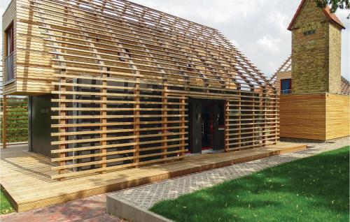 a house being built with wooden pallets at Cozy Home In Kuhlen Wendorf With Wifi in Wendorf