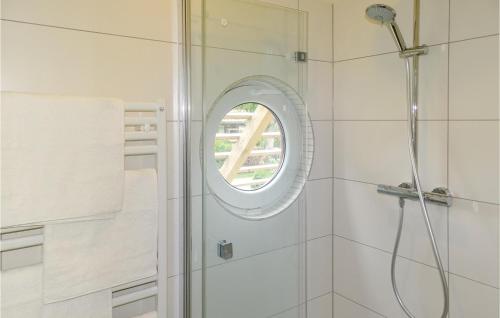 a bathroom with a shower with a round window at Cozy Home In Kuhlen Wendorf With Wifi in Wendorf