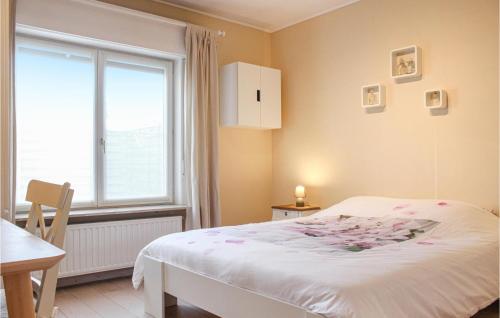 Un pat sau paturi într-o cameră la Cozy Home In Oostduinkerke With Kitchen