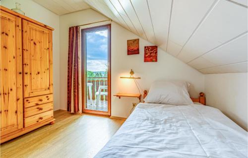 um quarto com uma cama e uma grande janela em Ferienhaus 12 In Kirchheim em Kirchheim