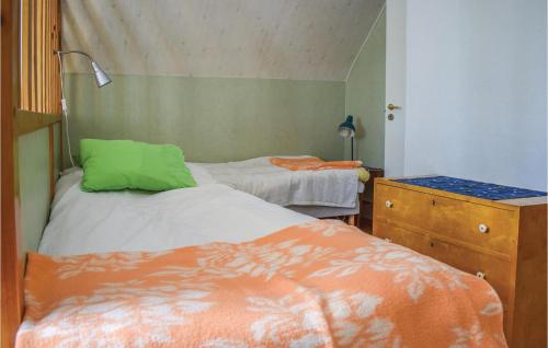Postel nebo postele na pokoji v ubytování Stunning Home In Katthammarsvik With Kitchen