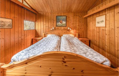 מיטה או מיטות בחדר ב-Awesome Home In Vatne With House A Panoramic View