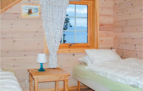 Tempat tidur dalam kamar di Nice Home In Hatlestrand With 3 Bedrooms And Wifi