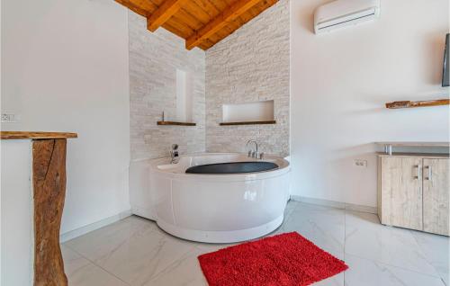 Vannas istaba naktsmītnē Stunning Home In Izola With Wifi