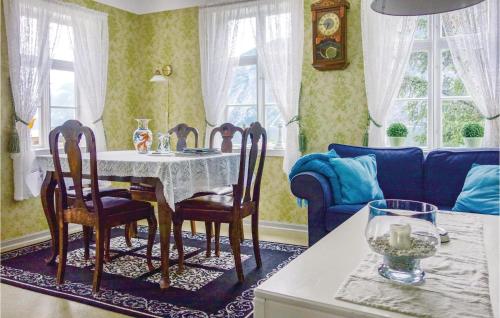 Naddvik的住宿－阿達爾斯坦根那達維克度假屋，一间带桌椅和沙发的用餐室
