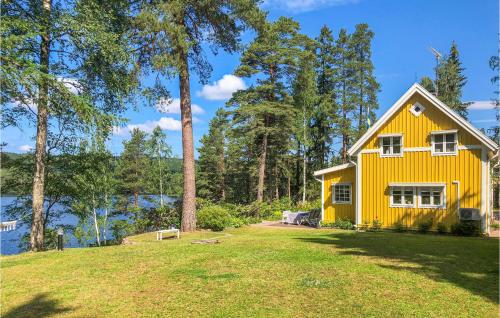 Bottnarydにある5 Bedroom Cozy Home In Bottnarydの緑の草原の上に座る黄色い家