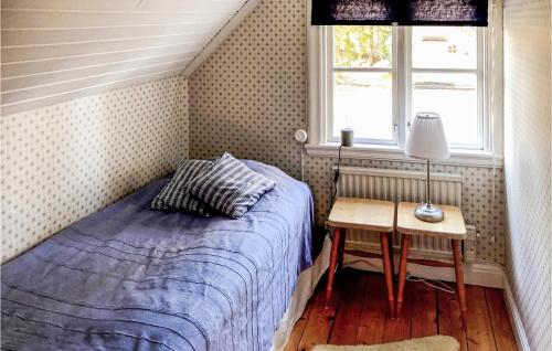 En eller flere senger på et rom på 5 Bedroom Cozy Home In Bottnaryd