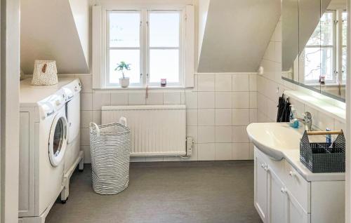 Kjøkken eller kjøkkenkrok på 5 Bedroom Cozy Home In Bottnaryd