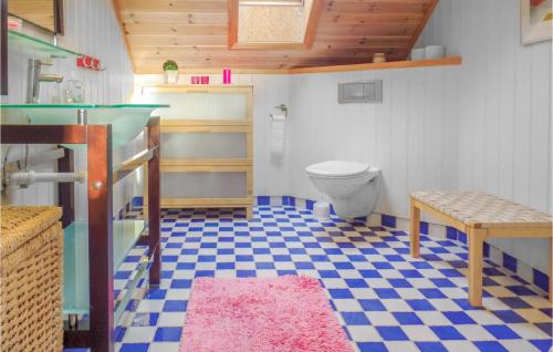 Korshamnにあるynaのバスルーム(トイレ付)、ピンクのラグ