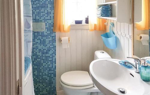 Bathroom sa Pet Friendly Home In Sollebrunn With Wifi