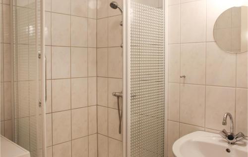 y baño con ducha y lavamanos. en Nice Home In De Moer With House A Panoramic View, en De Moer