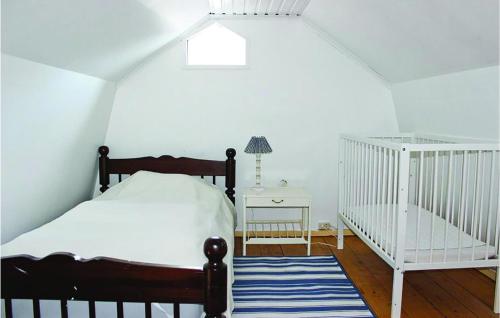 Säng eller sängar i ett rum på Nice Home In Bullaren With 3 Bedrooms And Wifi