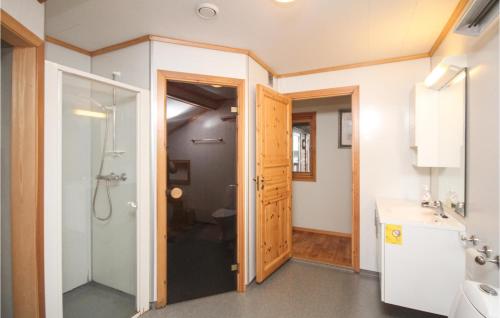 Ванная комната в Lovely Home In Nedstrand With Sauna