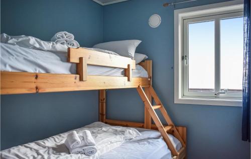 NedstrandにあるAmazing Home In Nedstrand With 4 Bedrooms, Sauna And Wifiの窓付きの部屋の二段ベッド1台分です。