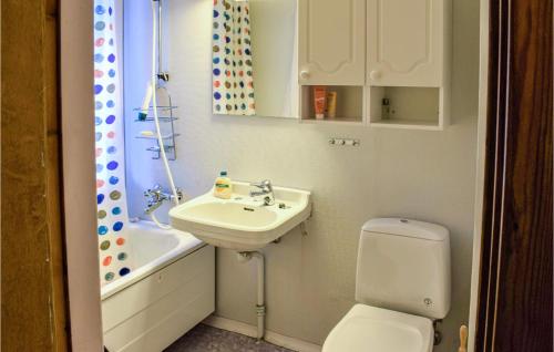 Baño pequeño con lavabo y aseo en 6 Bedroom Amazing Home In Hydalsmo, en Ofte