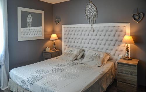 een slaapkamer met een groot wit bed met 2 lampen bij Beautiful Home In Campagnan With Kitchen in Campagnan