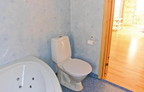 a bathroom with a toilet and a bath tub at Beautiful Home In Fjällbacka With Sauna in Fjällbacka