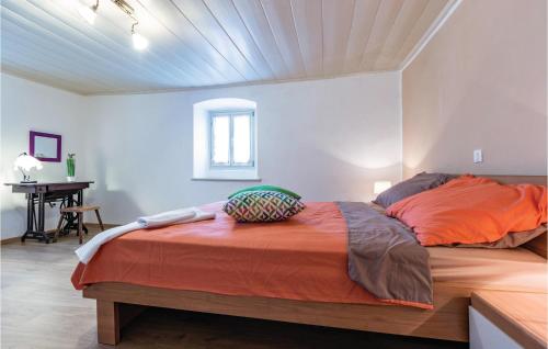 Postel nebo postele na pokoji v ubytování Cozy Home In Pazin With House A Panoramic View