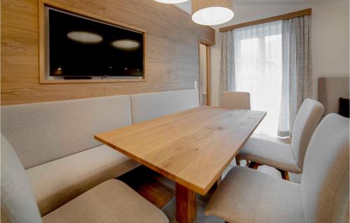 jadalnia z drewnianym stołem i krzesłami w obiekcie Schoene Ferienwohnung-Wagrain w mieście Wagrain