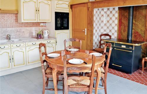 - une cuisine avec une table en bois, des chaises et une cuisinière dans l'établissement Nice Home In Senlecques With Kitchen, à Senlecques