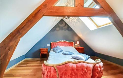una camera da letto con letto rosso in mansarda di Nice Home In Senlecques With Kitchen a Senlecques