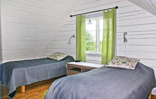 Duas camas num quarto com uma janela em Nice Home In Vetlanda With Wifi em Skirö