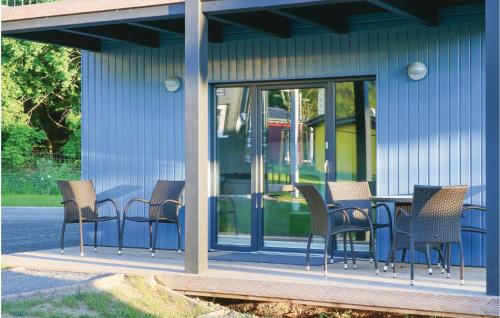 eine Sitzgruppe, die um einen Tisch auf einer Veranda sitzt in der Unterkunft Ferienhausdorf Thale in Thale