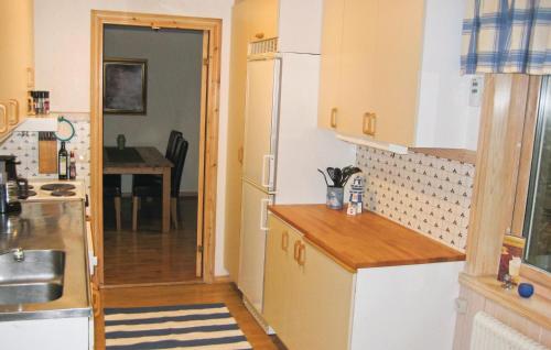uma cozinha com um lavatório e um frigorífico em 3 Bedroom Stunning Home In nimskog em Säljebyn