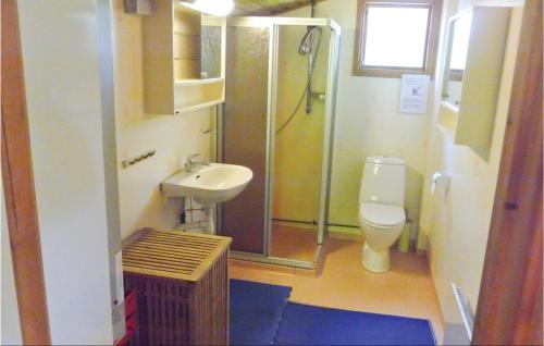 ムンケドルにあるBergsvikのバスルーム(シャワー、洗面台、トイレ付)