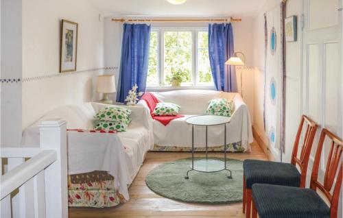 Posezení v ubytování Cozy Home In Visseltofta With Kitchen