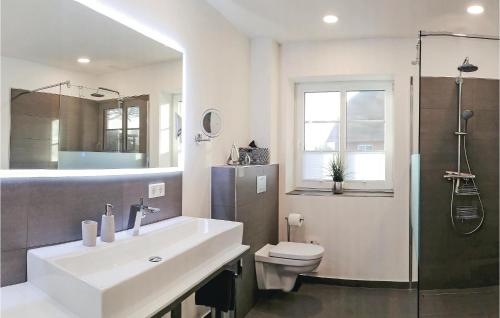 Ένα μπάνιο στο Nice Apartment In Klanxbll With Wifi
