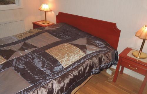 Postel nebo postele na pokoji v ubytování Lovely Home In Ljung With Lake View