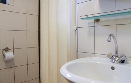 Baño blanco con lavabo y espejo en Lovely Home In Reutum With Wifi, en Reutum