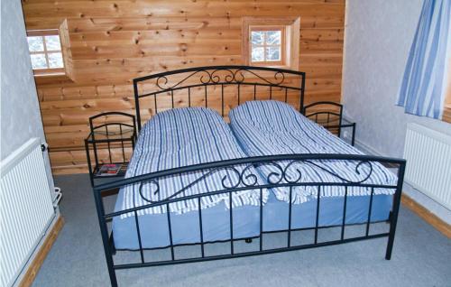 Postel nebo postele na pokoji v ubytování Nice Home In Lesjfors With 3 Bedrooms And Sauna