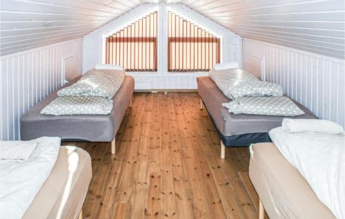 Zimmer mit 3 Betten und einem Fenster in der Unterkunft Awesome Home In Stordal With Wifi in Vinje