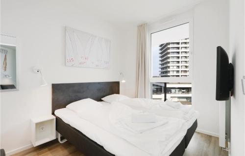 um quarto branco com uma cama e uma janela em Lovely Apartment In Lbeck Travemnde With Sauna em Travemünde