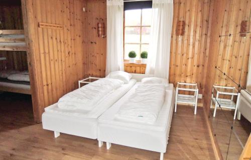 En eller flere senge i et værelse på Nice Home In Urshult With House Sea View