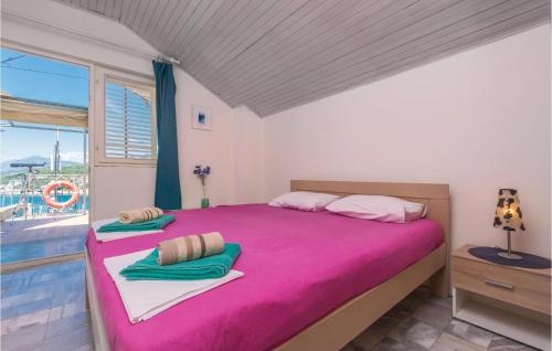 Säng eller sängar i ett rum på Awesome Apartment In Utjeha With Kitchen