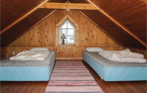 2 Bedroom Gorgeous Home In Rörvikにあるベッド