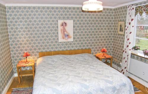 BarneboにあるGormetorpのベッドルーム1室(ベッド1台、ランプ付きテーブル2台付)