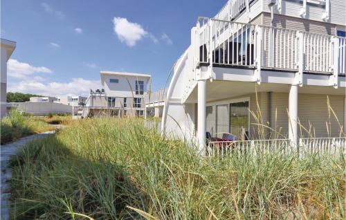 Casa con balcón y hierba alta en Dünenvilla 3, Whg 5, en Travemünde