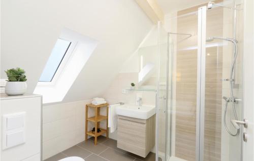 ダゲビュルにあるAwesome Apartment In Dagebll With Wifiの白いバスルーム(シャワー、シンク付)