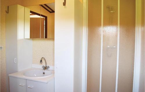 ein Bad mit einem Waschbecken und einer Dusche in der Unterkunft 2 Bedroom Cozy Home In Gerolstein in Gerolstein