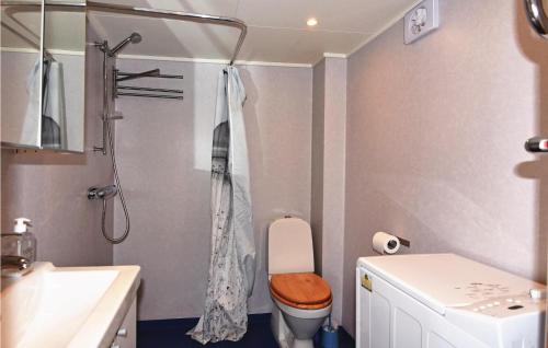 Vonios kambarys apgyvendinimo įstaigoje Cozy Apartment In Skrhamn With House Sea View