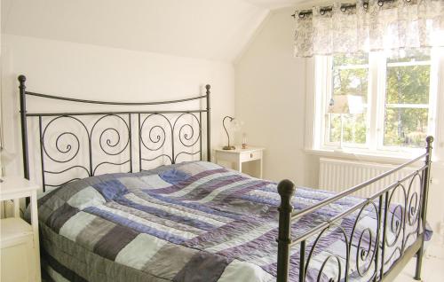 Un pat sau paturi într-o cameră la Amazing Home In Vrnamo With Kitchen