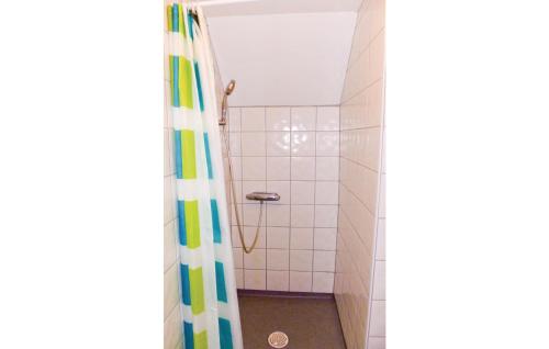 Bathroom sa Amazing Home In Vrnamo With Kitchen